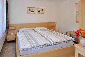 Schlafzimmer mit Doppelbett